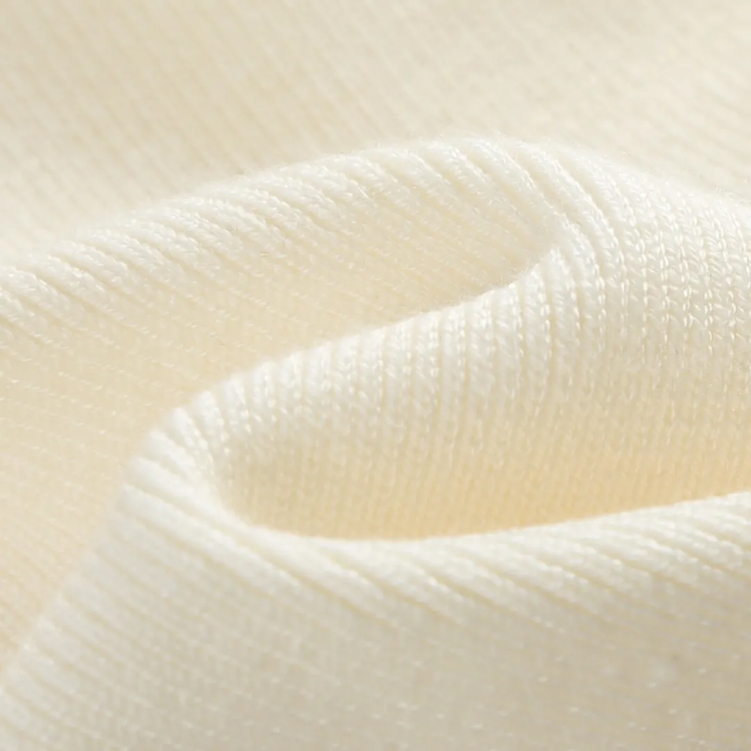 P840 Canada Goose Women's Wide Spun Seam Knitted Jacket | Light and elegant, comfortable and effortless] When the delicate softness of merino wool meets the stiffness and flexibility of nylon pongee, this jacket has a unique sense of breathing. The fabric is interwoven with worsted craftsmanship, making it light but structural. Every moment you wear it next to your skin, it feels like a cloud covering your skin, giving you both warmth and elegance.  The details show even more ingenuity. The collar, cuffs and waist are all made of double-layer rib knitting technology, which is elastic and fits the body shape, and naturally stretches with movement, outlining a neat silhouette while also protecting warmth. The ribbed design at the waist is more lazy and delicate, quietly improving the visual proportion.  The custom-made classic logo on the sleeve arm is a footnote of identity written in low-key strokes - unobtrusive, but with its own style.  Whether commuting in the city or roaming on the weekend, this jacket can cope with changing scenes and weather with one piece, making it an indispensable and versatile choice in your wardrobe.   Accessories: One-to-one customized three-label, One-to-one customized ribs, One-to-one customized zippers SIZE: S M L